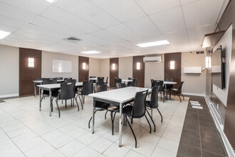 Avalon Park in Ottawa, ON - Building Photo - Interior Photo