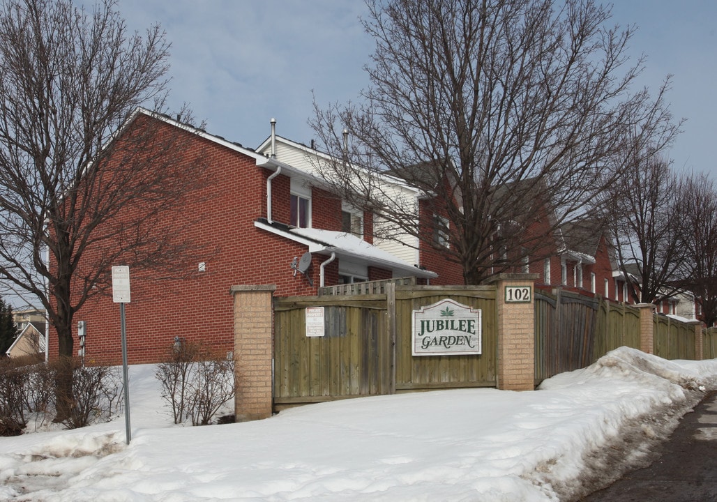 102 Yorkland St in Richmond Hill, ON - Building Photo