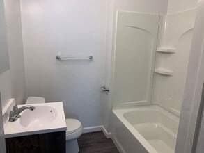 100 Summit St in Waterloo, IA - Building Photo - Building Photo