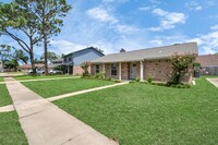 9726 Springmont Dr in Houston, TX - Building Photo - Building Photo