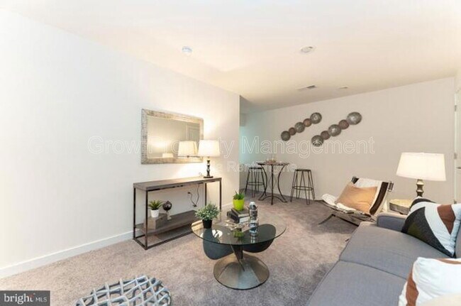 2142 Kensington Ave in Philadelphia, PA - Building Photo - Building Photo