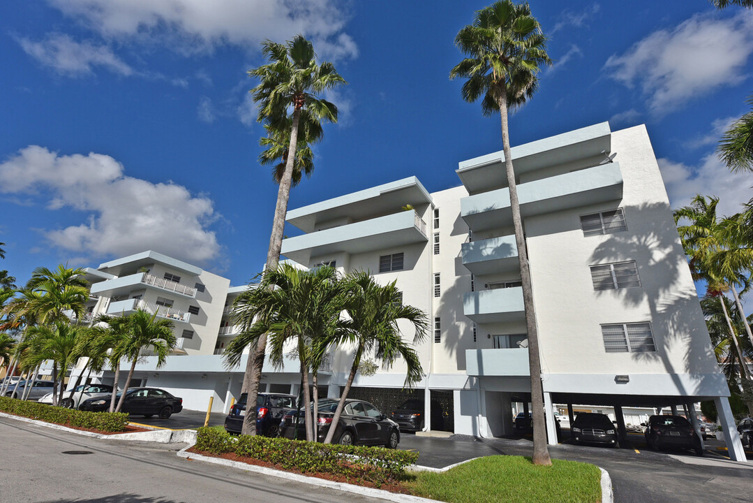 Sunworld Apartments in North Miami Beach, FL - Building Photo