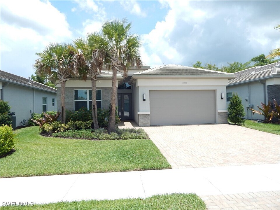 11331 Jacaranda Dr in Naples, FL - Building Photo