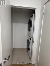 395 Square One Dr in Mississauga, ON - Building Photo - Building Photo