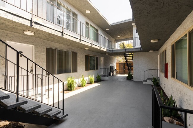 11937 Avon Way in Los Angeles, CA - Building Photo - Building Photo