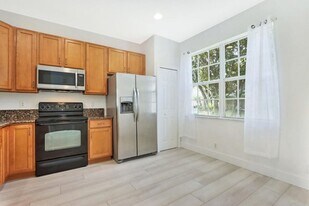 8021 Murano Cir in Palm Beach Gardens, FL - Building Photo