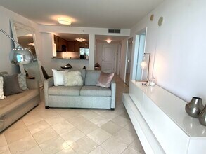 2101 BRICKELL, Unit 2210 in Miami, FL - Foto de edificio - Building Photo