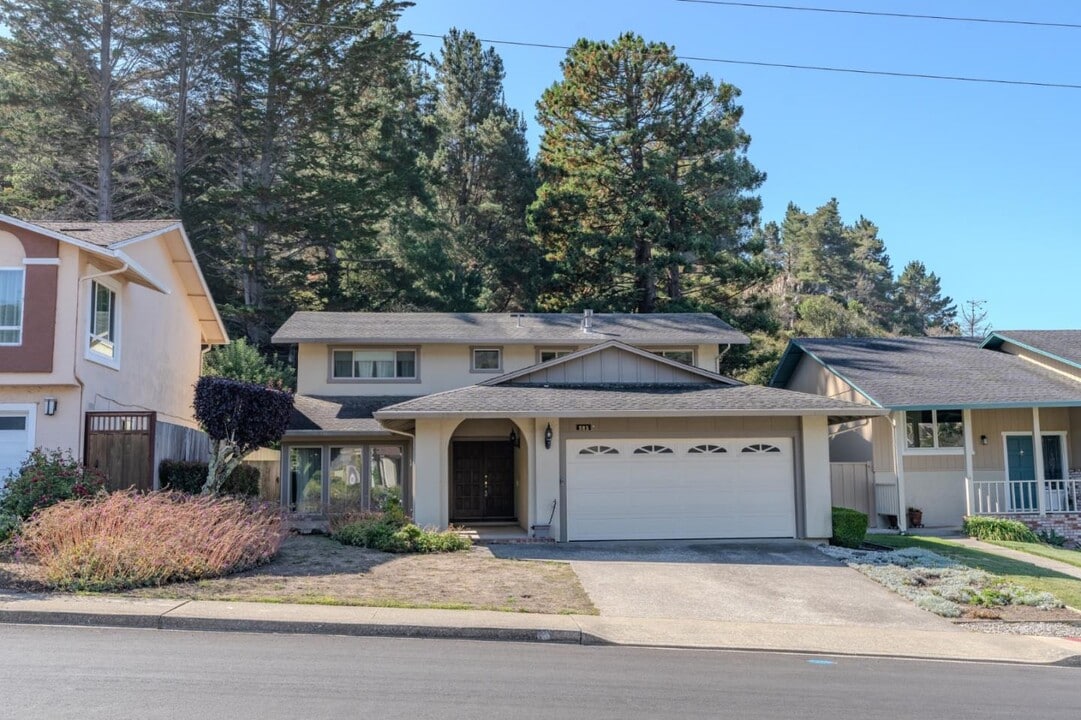 985 Big Bend Dr in Pacifica, CA - Building Photo