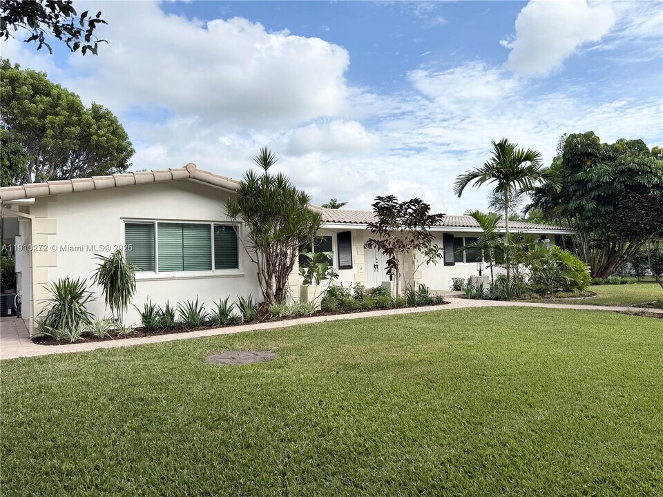 7021 SW 107th St in Miami, FL - Building Photo