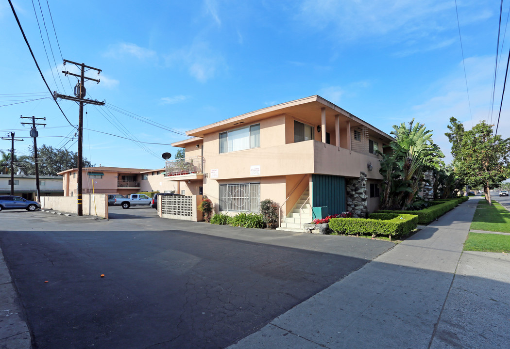 Bon Marche Apartments in Santa Ana, CA - Foto de edificio