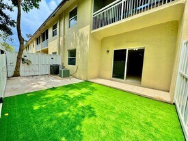 3670 NW 91st Ln in Sunrise, FL - Building Photo