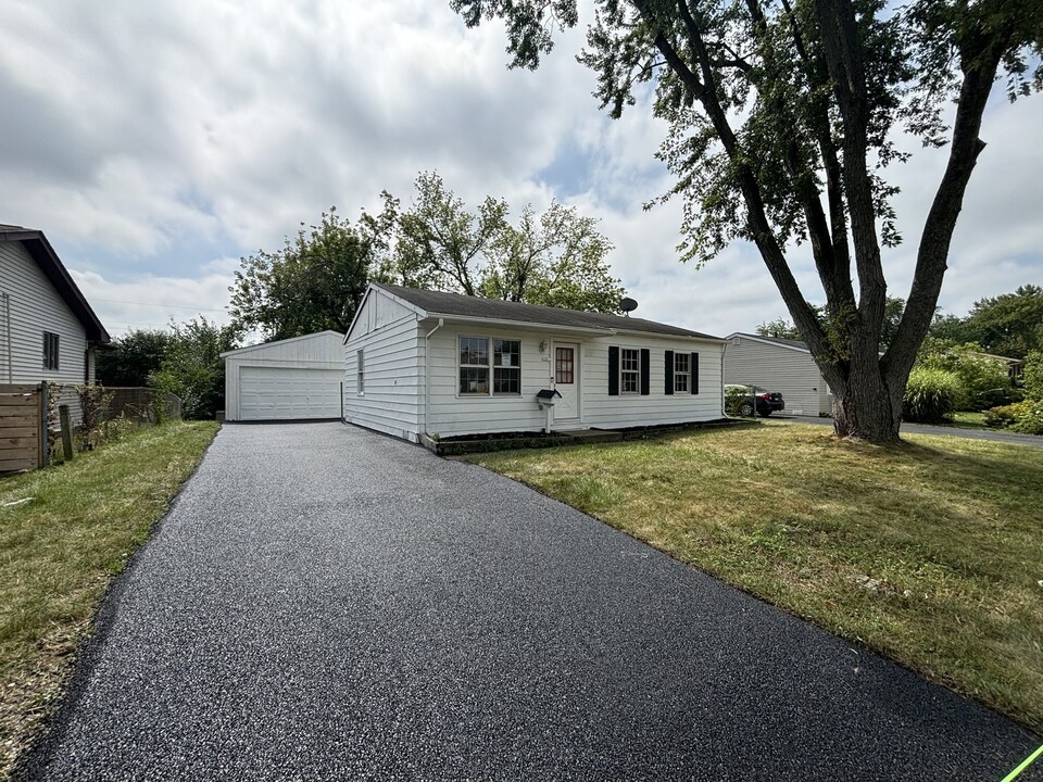 121 Hickory Ave in Streamwood, IL - Building Photo