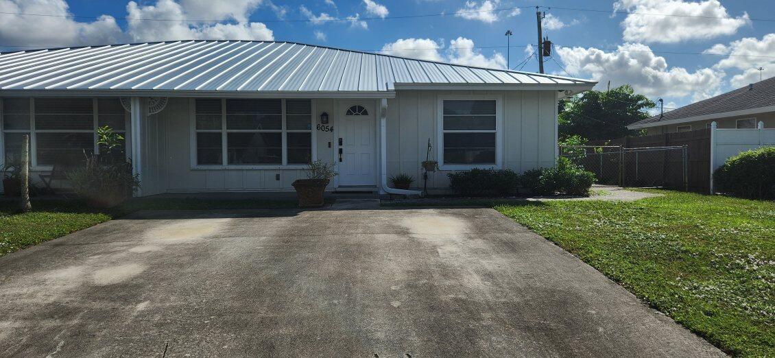 6054 Felter St in Jupiter, FL - Foto de edificio