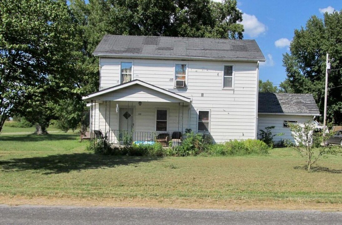 127 E Jefferson St in Ashley, IL - Foto de edificio