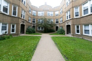 4828 W Addison St in Chicago, IL - Building Photo