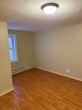 33 W Main St, Unit 3 in Plainville, CT - Foto de edificio - Building Photo