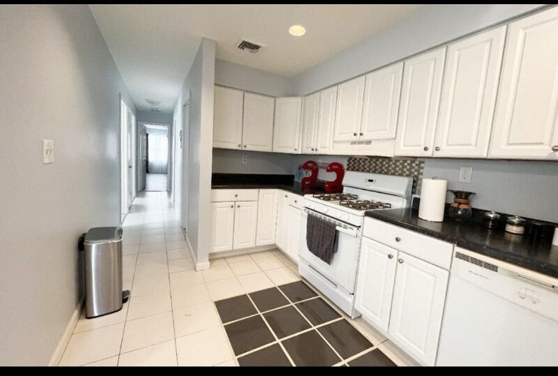 301 72nd St in North Bergen, NJ - Building Photo