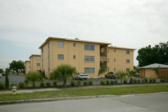 Sunlit Cove Apartments in St. Petersburg, FL - Foto de edificio - Building Photo