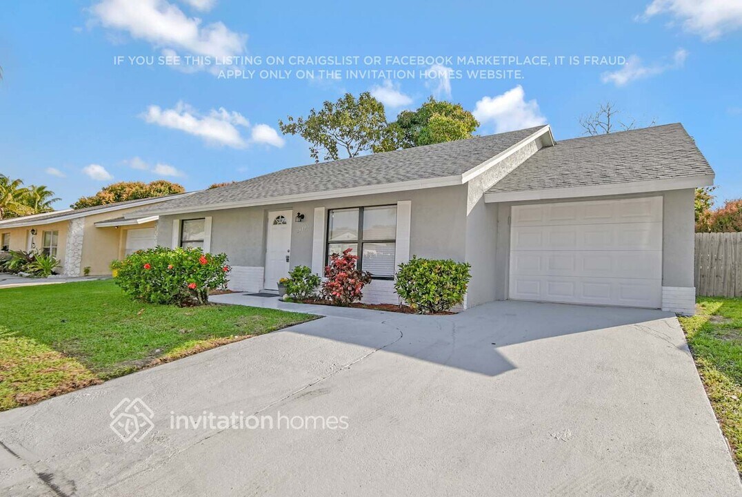5919 Triphammer Rd in Greenacres, FL - Foto de edificio