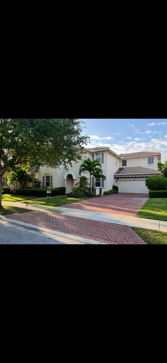 180 Via Catalunha in Jupiter, FL - Building Photo