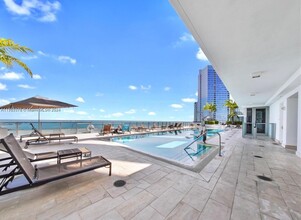 1300 Brickell Bay Dr, Unit 1802 in Miami, FL - Foto de edificio - Building Photo
