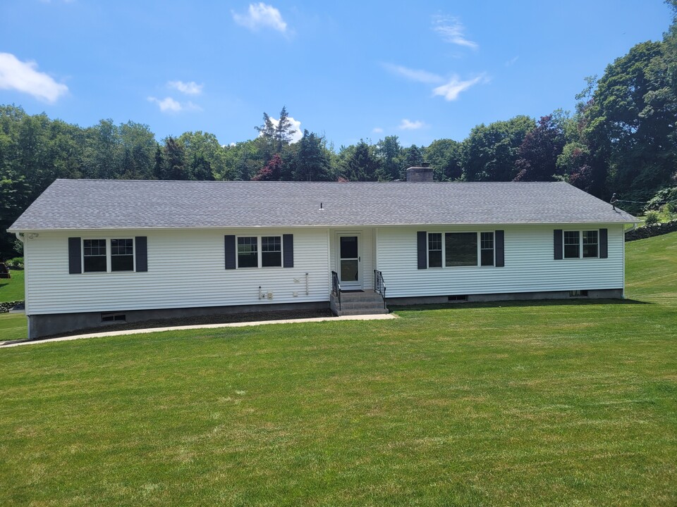 415 Barton Dr in Orange, CT - Building Photo