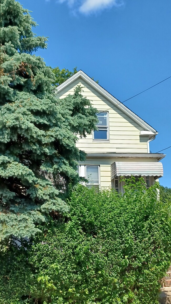 33 Center St in Little Ferry, NJ - Building Photo - Building Photo