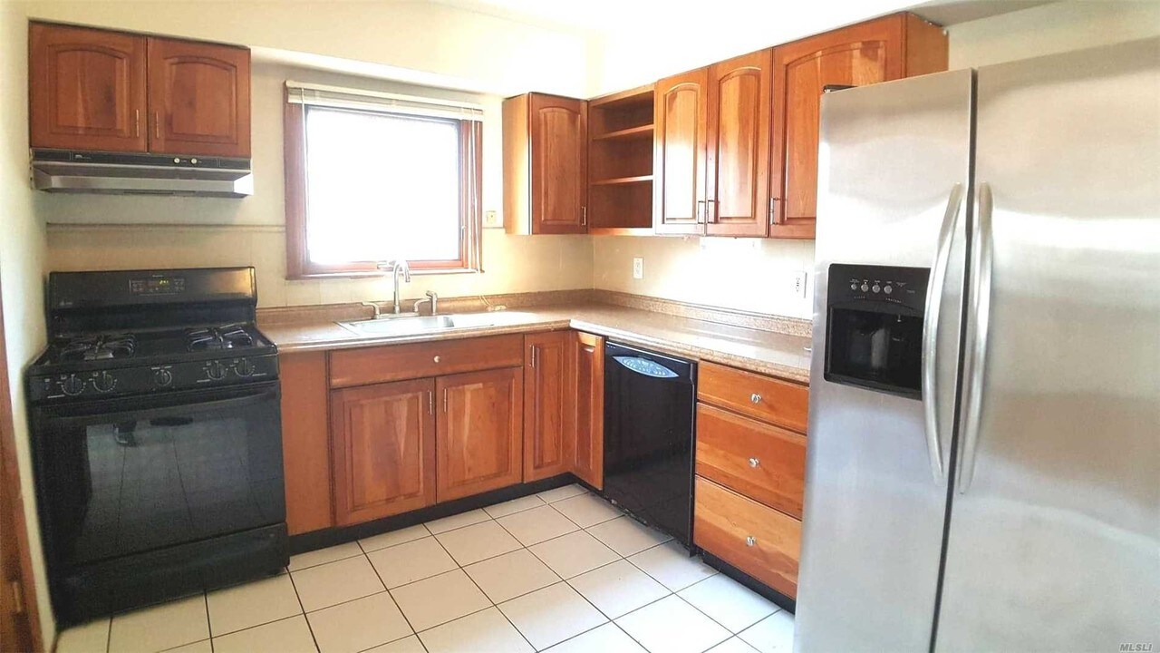 188-03 42nd Ave in Queens, NY - Foto de edificio