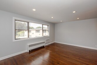6803 N Ridge Blvd-Unit -6803-205 in Chicago, IL - Building Photo - Building Photo