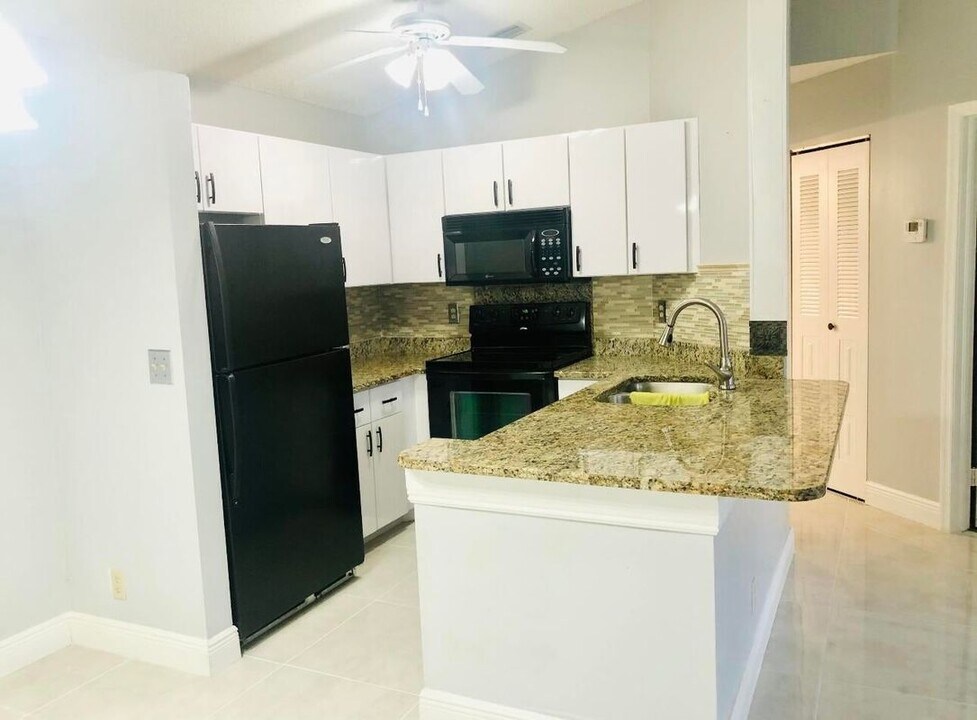 4695 Lucerne Lakes Blvd E in Greenacres, FL - Building Photo