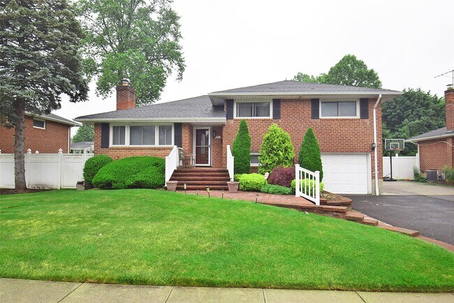 51 Whitman Ave in Syosset, NY - Building Photo - Building Photo