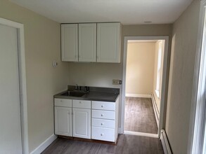 6 Holstrom Ct, Unit Apt 2 in Auburn, MA - Building Photo - Building Photo