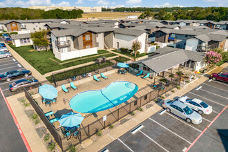 Tree Top Apartments in Grand Prairie, TX - Foto de edificio - Building Photo