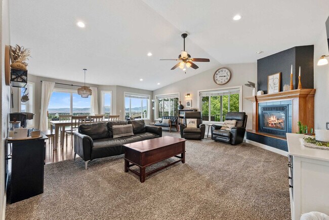 3213 Hemlock Ct in Spearfish, SD - Foto de edificio - Building Photo