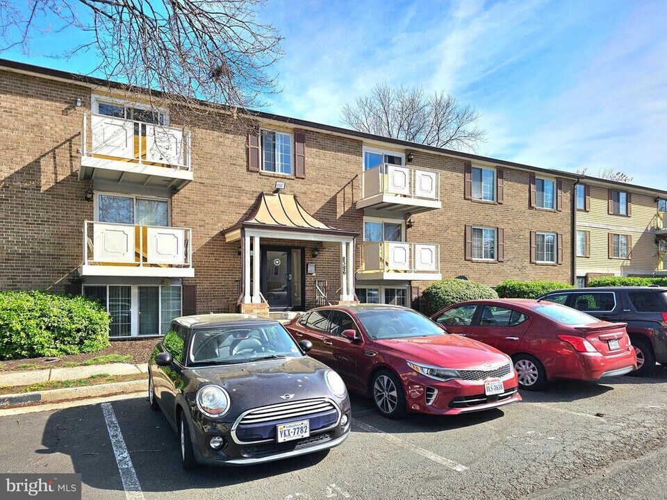 8386B Brockham Dr in Alexandria, VA - Building Photo