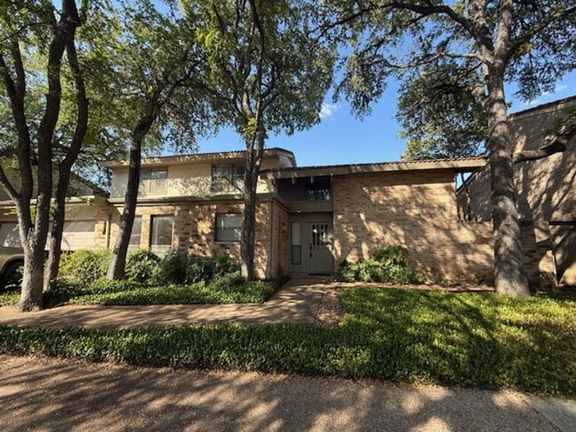 property at 11734 Mission Trace St