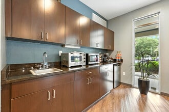 Frassati Hall-STUDENT Living in Jacksonville, FL - Foto de edificio - Building Photo