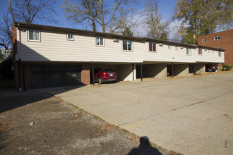 CAMBRIDGE APTS -- 043 in Coraopolis, PA - Foto de edificio - Building Photo