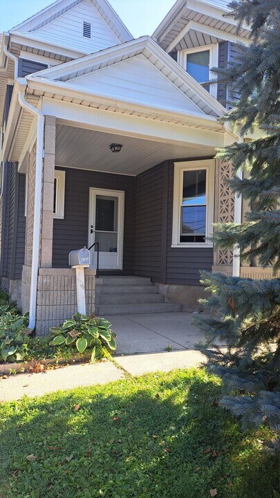 376-376A W State St in Hartford, WI - Building Photo