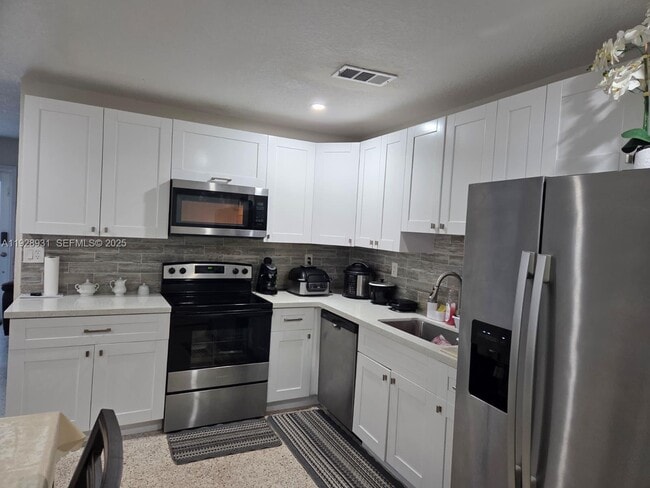 9228 SW 37th St in Miami, FL - Building Photo - Building Photo