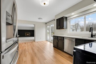 5460 Hammersmith Dr in West Bloomfield, MI - Building Photo - Building Photo