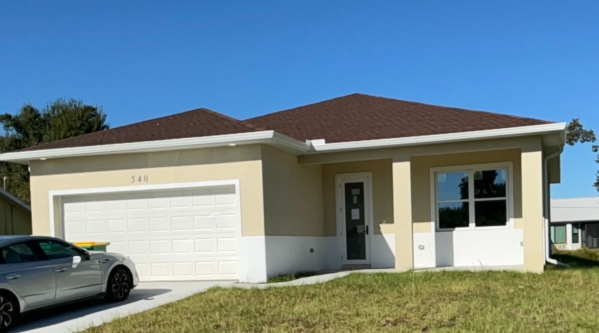 540 Beal St NW in Port Charlotte, FL - Foto de edificio