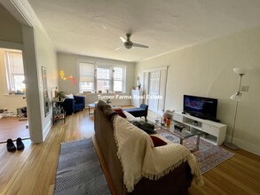 20 Alton Pl, Unit 3 in Brookline, MA - Foto de edificio - Building Photo