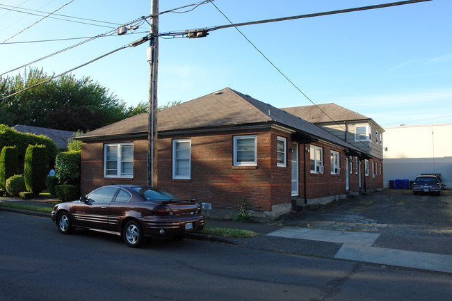 2222 NE Pacific St in Portland, OR - Foto de edificio - Building Photo