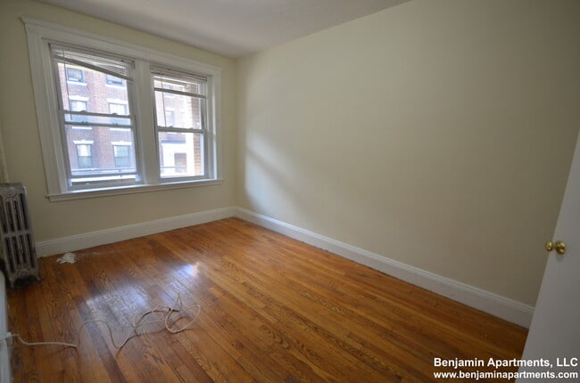 119 Sutherland Rd, Unit D in Boston, MA - Foto de edificio - Building Photo