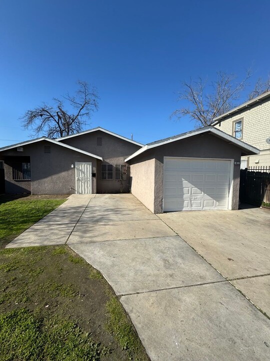 415 N Thesta St in Fresno, CA - Foto de edificio