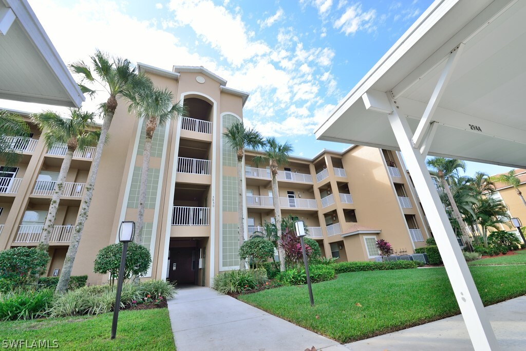 3830 Sawgrass Way in Naples, FL - Foto de edificio