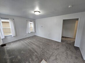 728 E 37th Ave in Spokane, WA - Foto de edificio - Building Photo