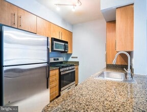 1021 N Garfield St, Unit 229 in Arlington, VA - Foto de edificio - Building Photo