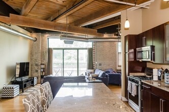 43 Charlton St, Unit B-105 in Everett, MA - Building Photo - Building Photo